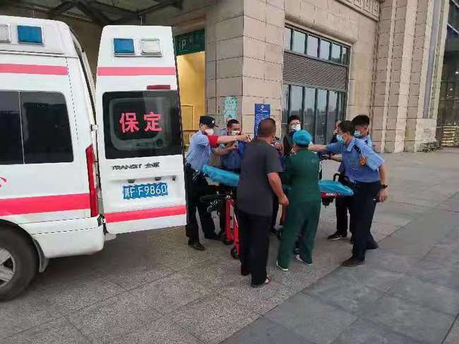 铁路旅客突发疾病事件引发关注，紧急救援与媒体聚焦